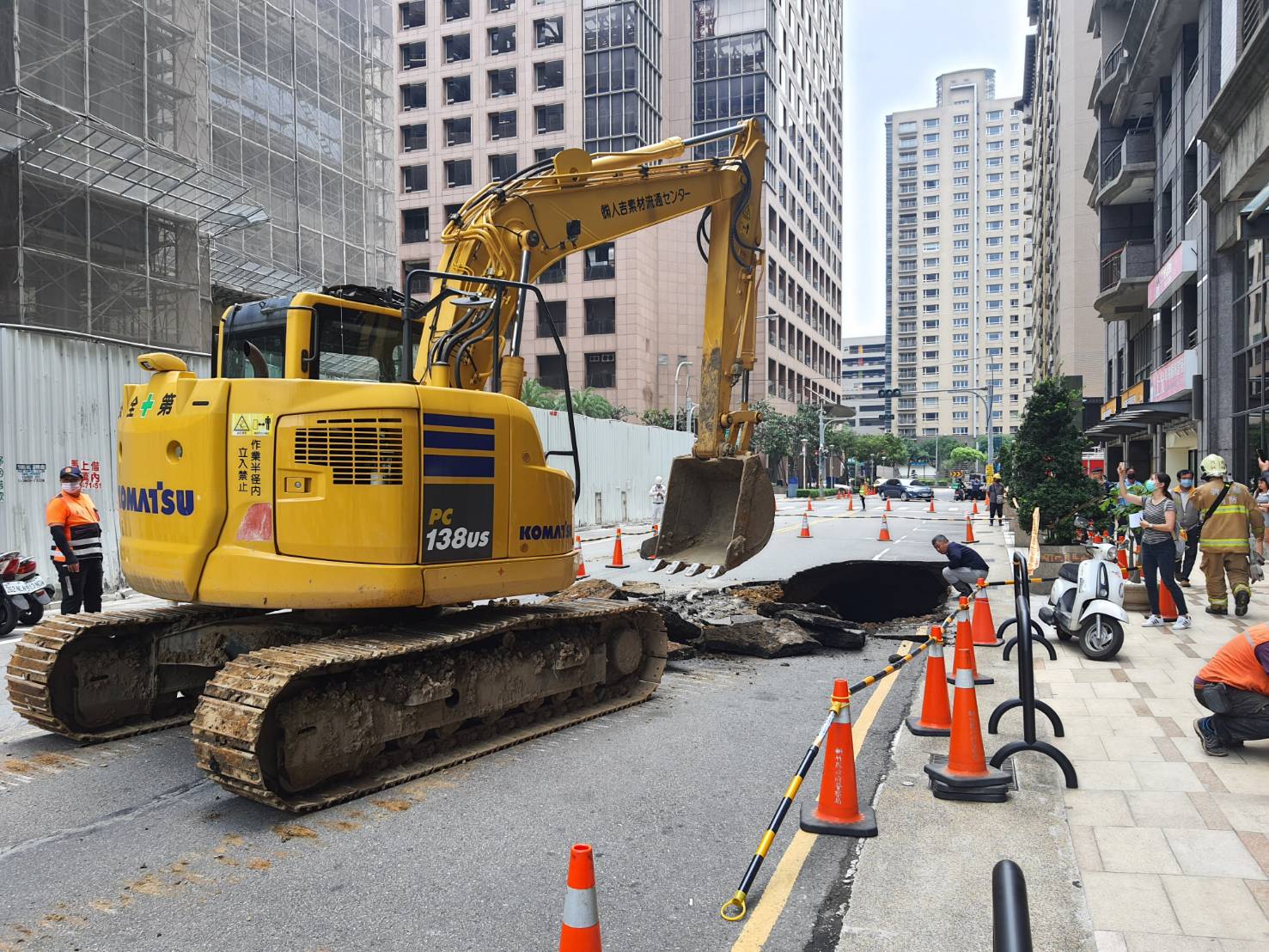 竹北路塌車落天坑 瓦斯管線遭壓損導致微漏 現已修復並未影響居民用氣 的代表圖