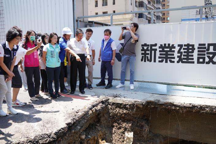 竹北建案旁路面坍塌搶修 楊文科勒令建案停工(本公司管線業於112年8月21日下午修復) 的代表圖