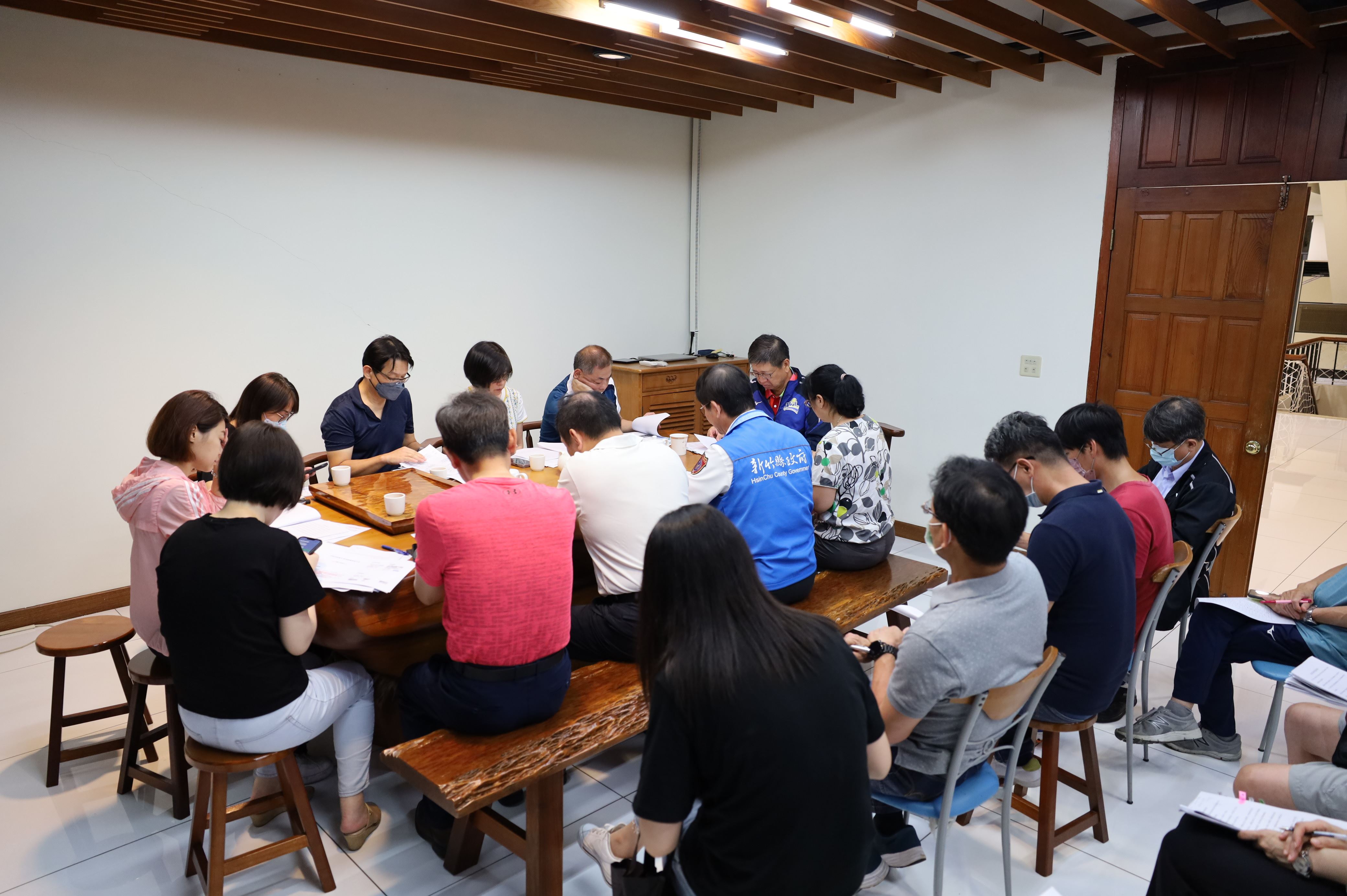 本公司成立災害應變中心，一級主管進駐處理災後因應工作 的代表圖