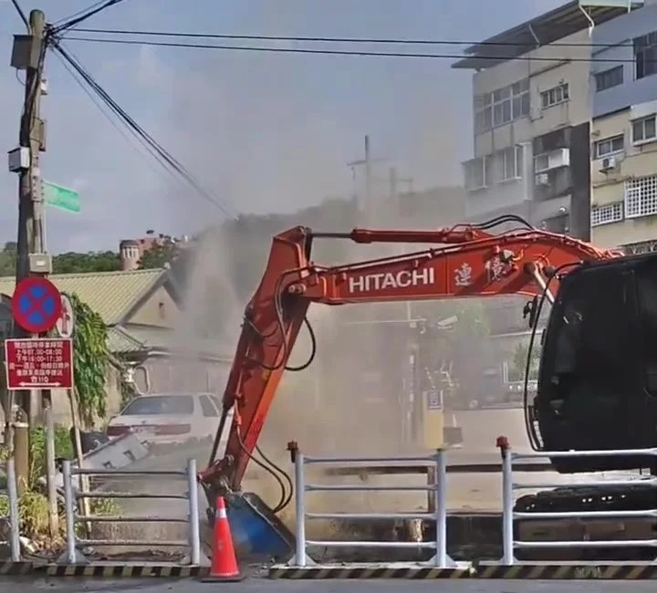 新竹市學府路瓦斯鋼管遭挖破,160戶瓦斯暫停供應至午夜。 的代表圖