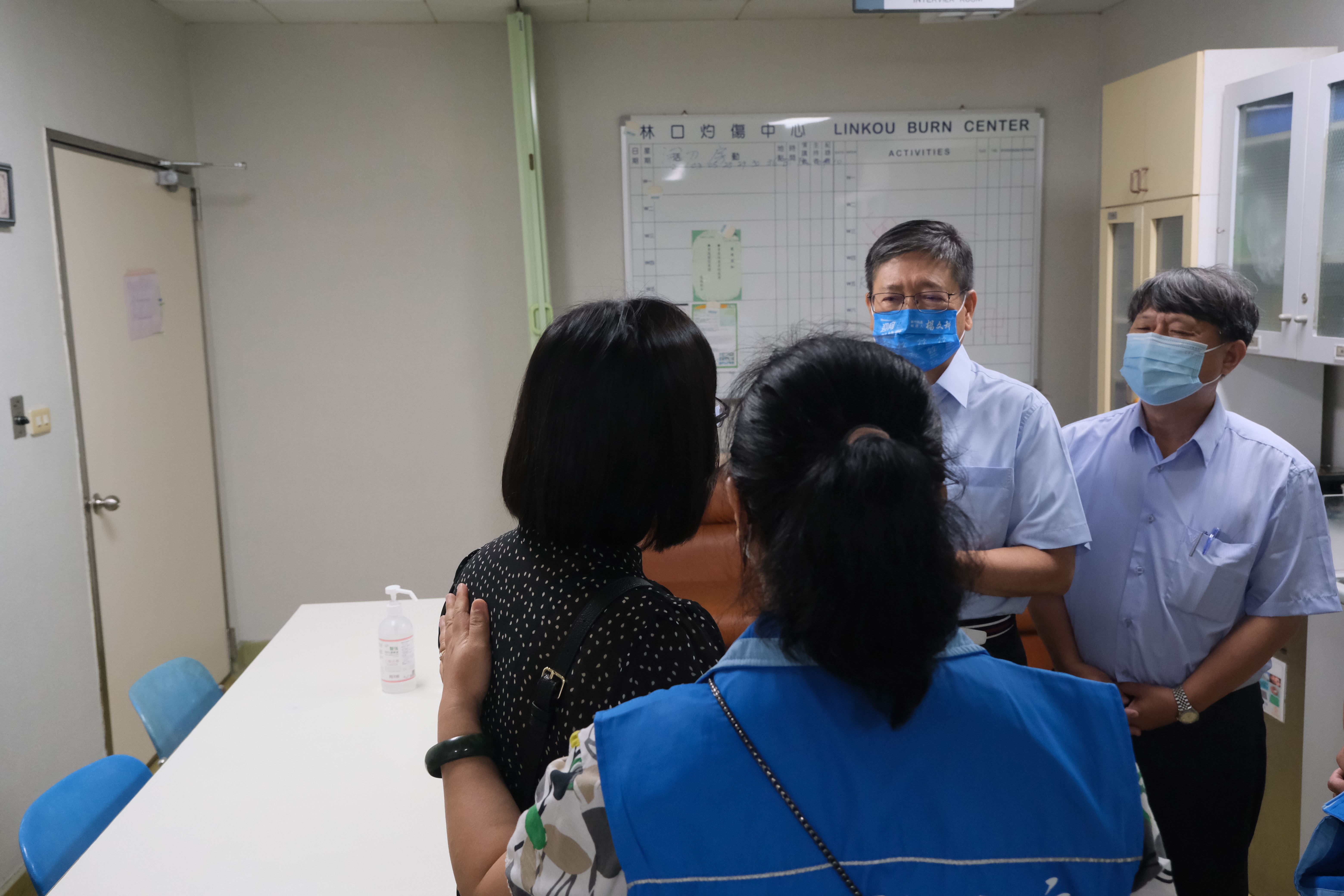 楊縣長前往醫院慰問傷者,表示盡全力協助醫療、重建家園 的代表圖