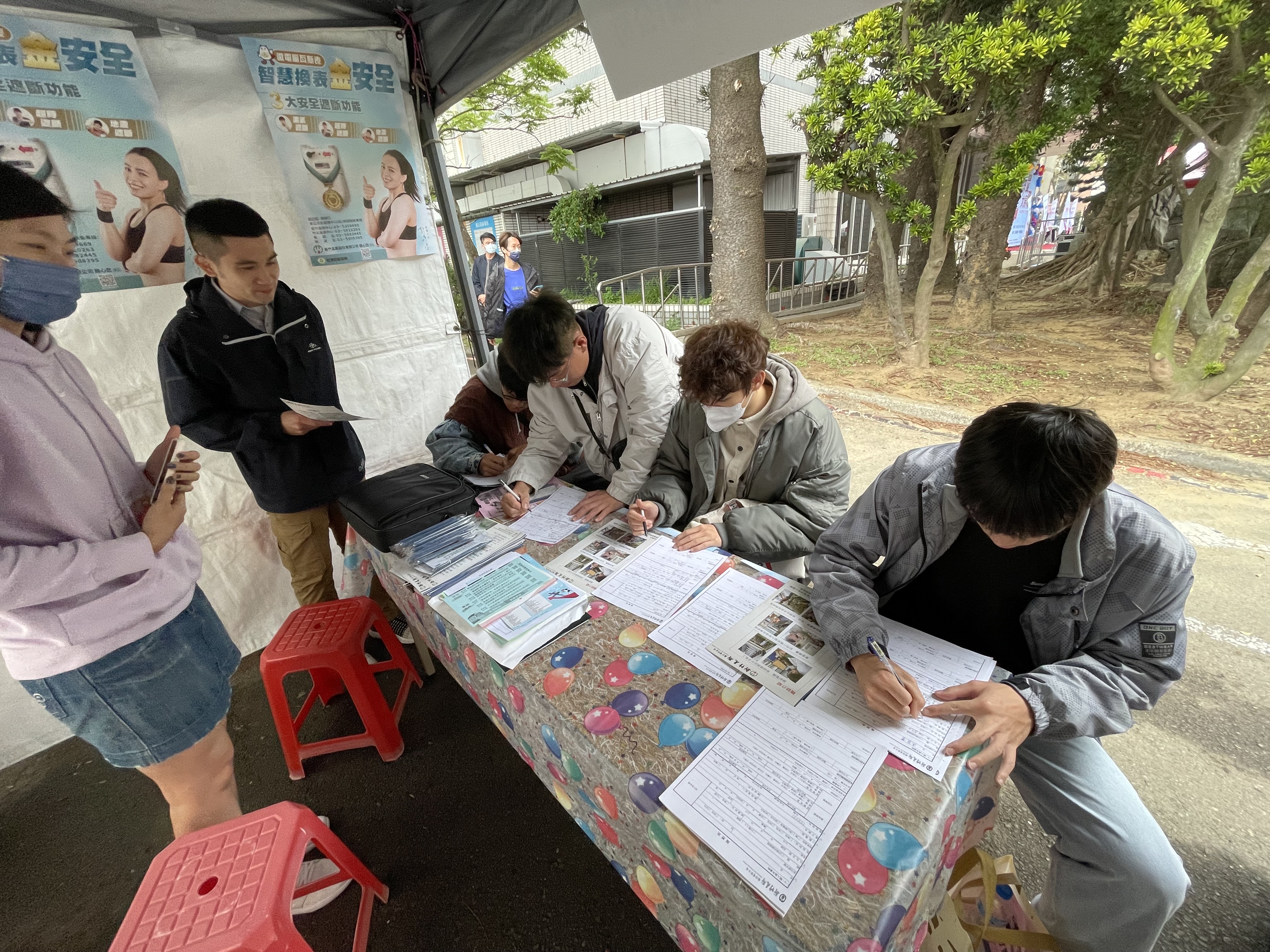 本公司參加明新科大「明來豐．大展職能」2023校園徵才就博會，向學子介紹職缺並邀請加入本公司。 的代表圖